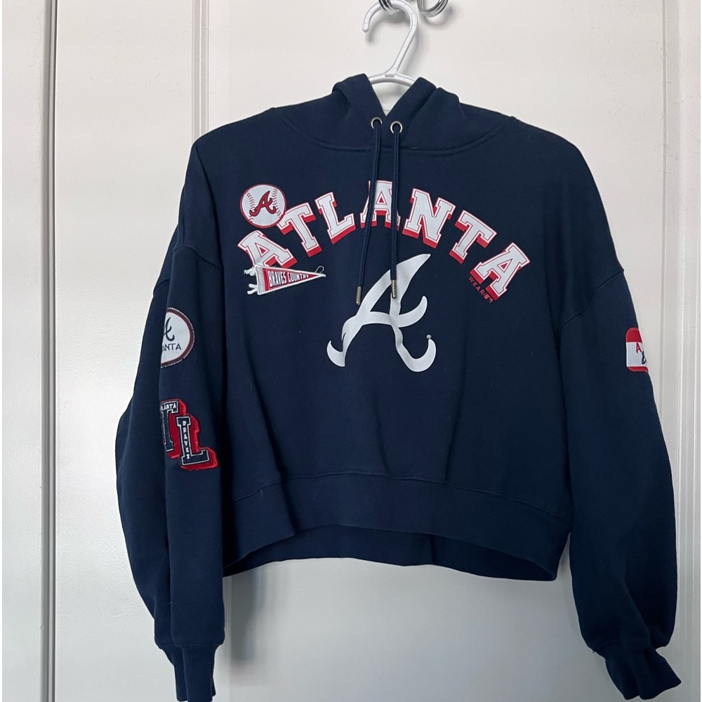 WEAR by Erin Andrews Atlanta Braves cropped pullover hoodie